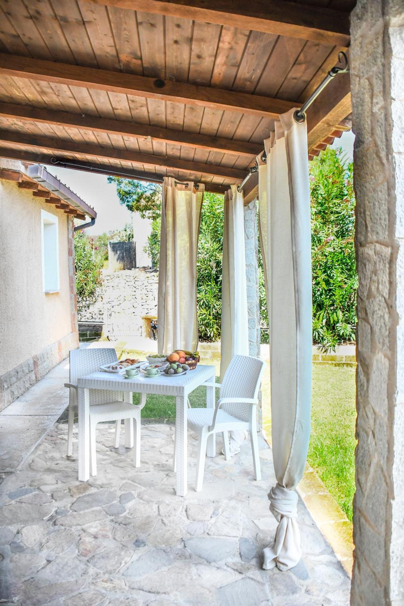 Domu Virginia Bed and Breakfast Castiadas Exteriör bild